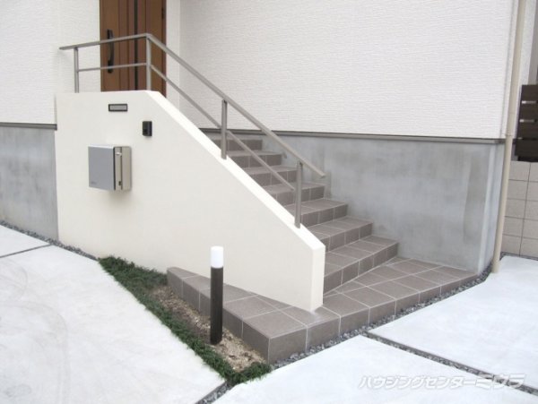 階段袖壁を利用したスッキリとした門廻り 施工事例 ハウジングセンターミウラ
