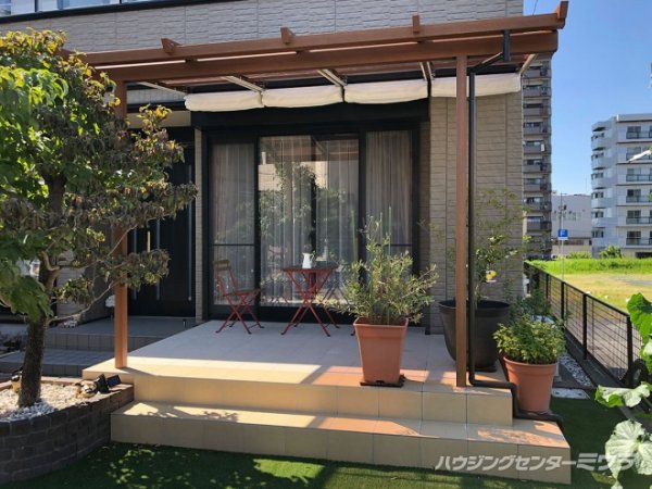快適な庭空間を実現するタイルデッキ+テラス屋根